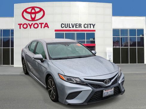 Used 2018 Toyota Camry SE image 1