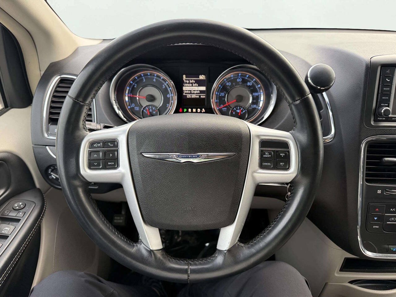 Used 2016 Chrysler Town & Country Touring FWD image 17