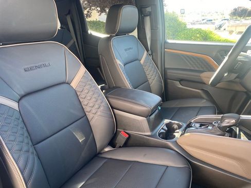 New 2025 GMC Canyon Denali w/ LPO, Denali Black Edition image 32