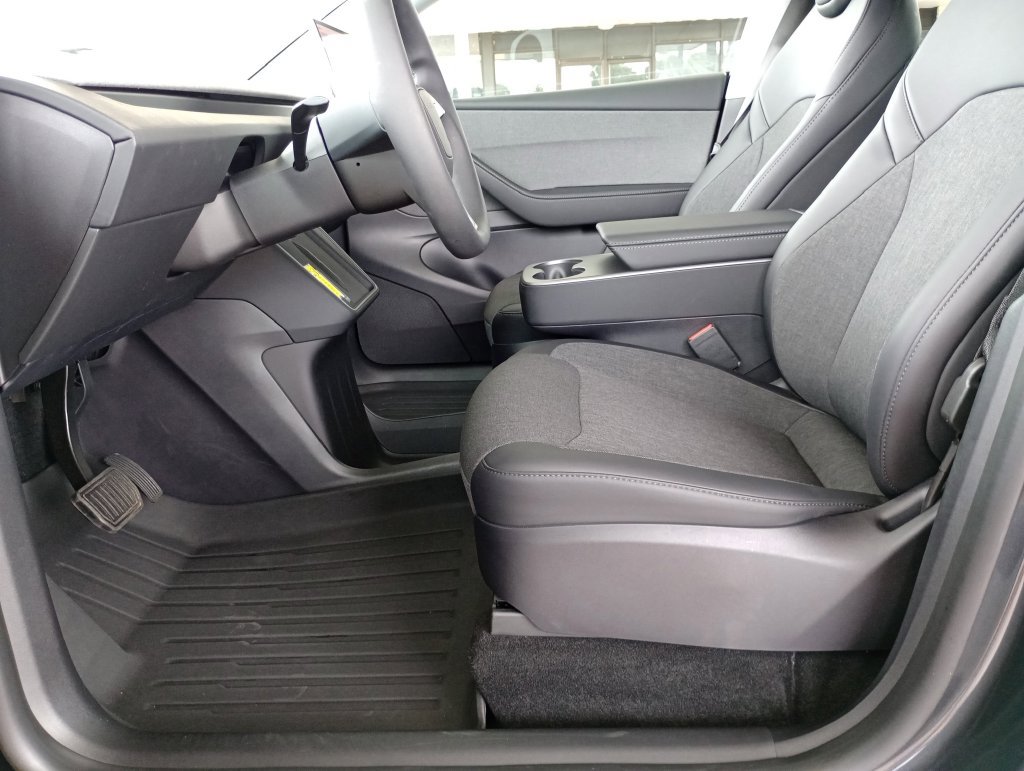 Used 2026 Tesla Model Y 2WD image 10
