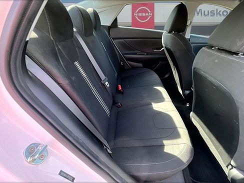 Used 2023 Hyundai Elantra SEL image 21