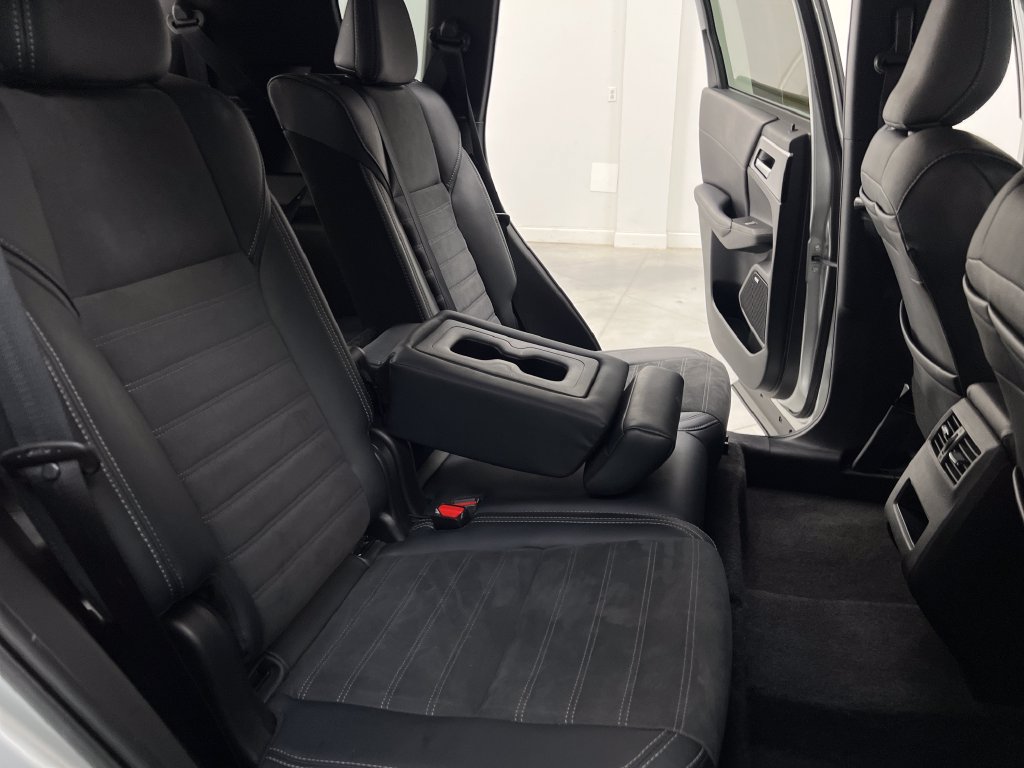 Used 2025 Mitsubishi Outlander SE FWD image 23