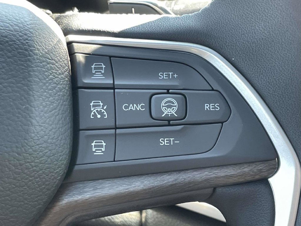 New 2027 Jeep Grand Cherokee Altitude RWD image 31