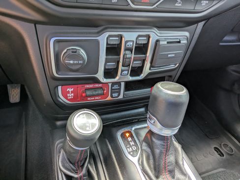 Used 2022 Jeep Gladiator Rubicon w/ Trailer Tow Package AWD/4WD image 17