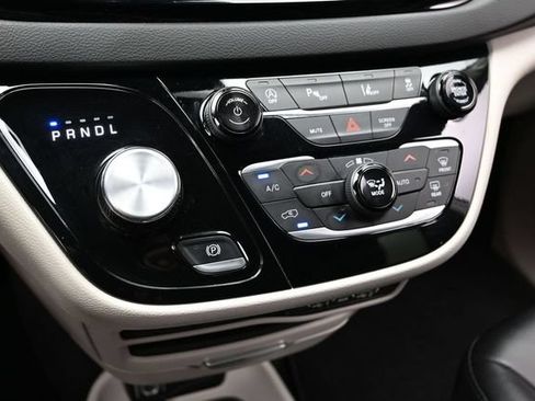 Certified 2024 Chrysler Pacifica Touring-L FWD image 47