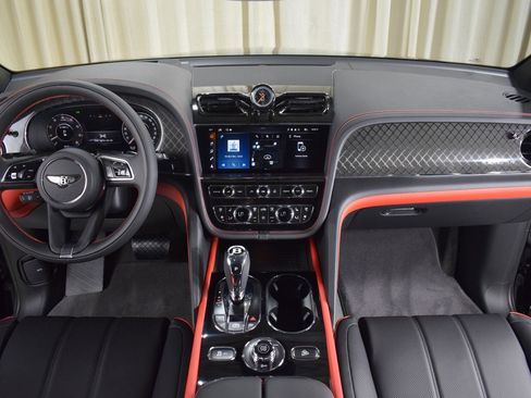 New 2025 Bentley Bentayga image 2