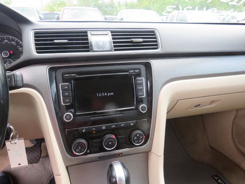 Used 2015 Volkswagen Passat TDI SE image 13