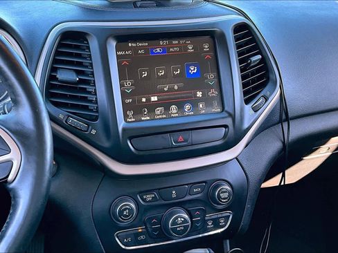 Used 2017 Jeep Cherokee Limited image 7