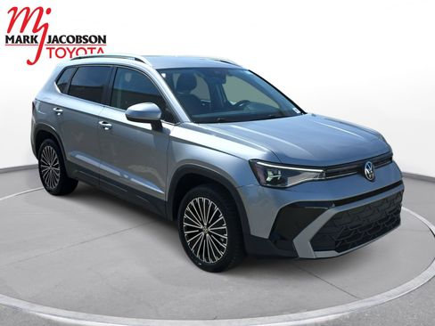 Used 2025 Volkswagen Taos SE FWD image 3