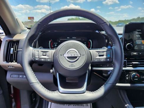 Certified 2025 Nissan Pathfinder Platinum AWD/4WD image 30