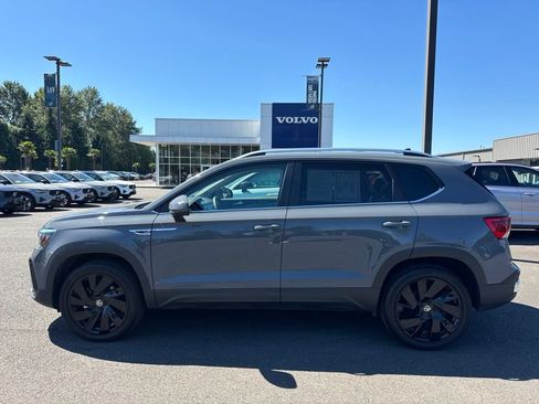 Used 2023 Volkswagen Taos SE w/ Panoramic Sunroof Package AWD/4WD image 2