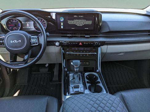 Used 2023 Kia Carnival EX image 19
