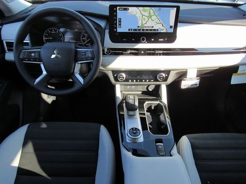 New 2025 Mitsubishi Outlander SE image 9