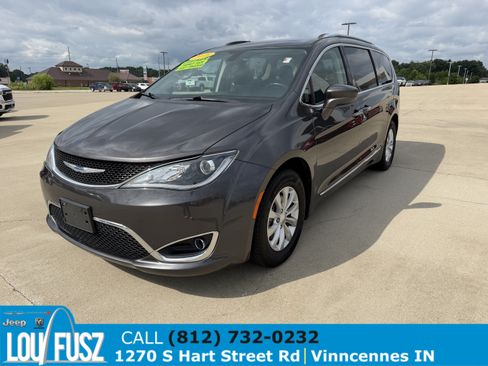 Used 2018 Chrysler Pacifica Touring-L FWD image 3