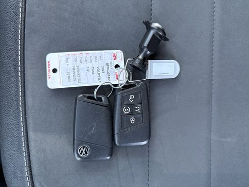 Used 2023 Volkswagen Taos SE w/ Panoramic Sunroof Package image 32