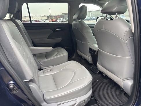 Used 2022 Toyota Highlander XLE image 11