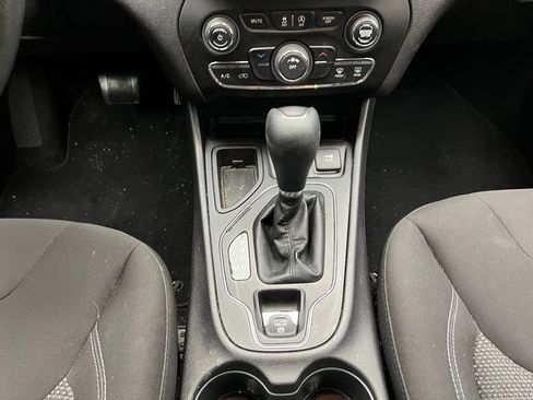 Used 2019 Jeep Cherokee Latitude w/ Popular Appearance Group FWD image 11