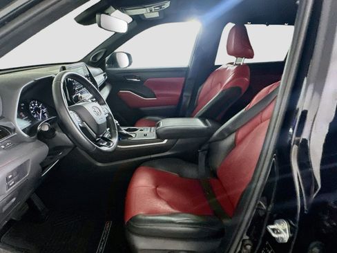 Used 2021 Toyota Highlander XSE FWD image 13