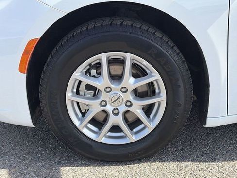 Used 2024 Chrysler Pacifica Touring-L image 9