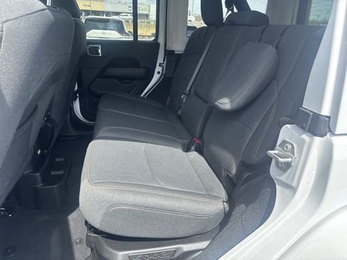 Used 2025 Jeep Wrangler Unlimited Sahara image 13