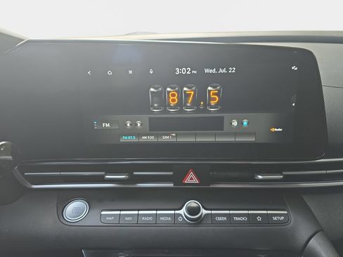 Used 2022 Hyundai Elantra Limited FWD image 23