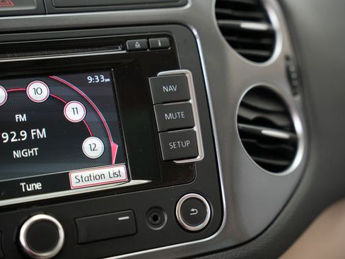 Used 2015 Volkswagen Tiguan SEL image 22