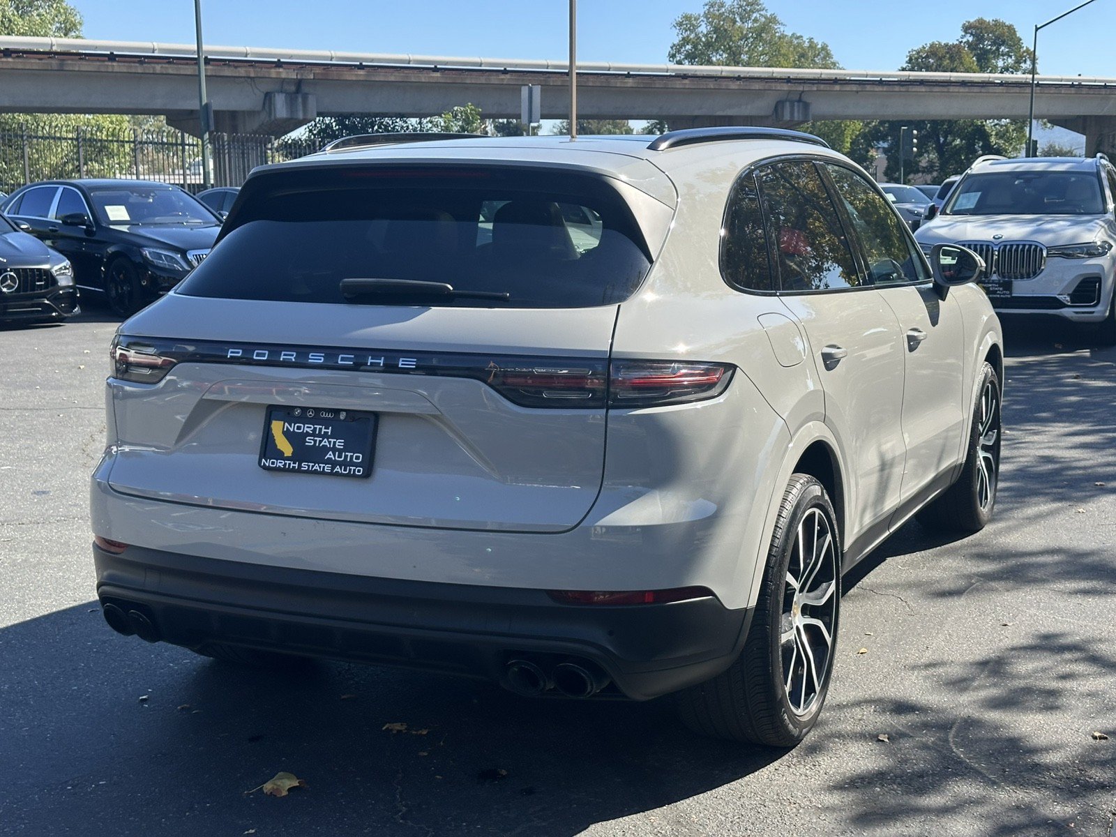 Used 2023 Porsche Cayenne w/ Premium Package AWD/4WD image 9