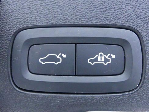 Used 2022 Volvo XC60 B6 Inscription w/ Climate Package image 29