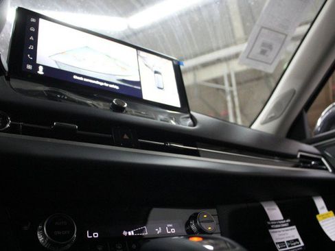 New 2025 Mitsubishi Outlander SE image 8