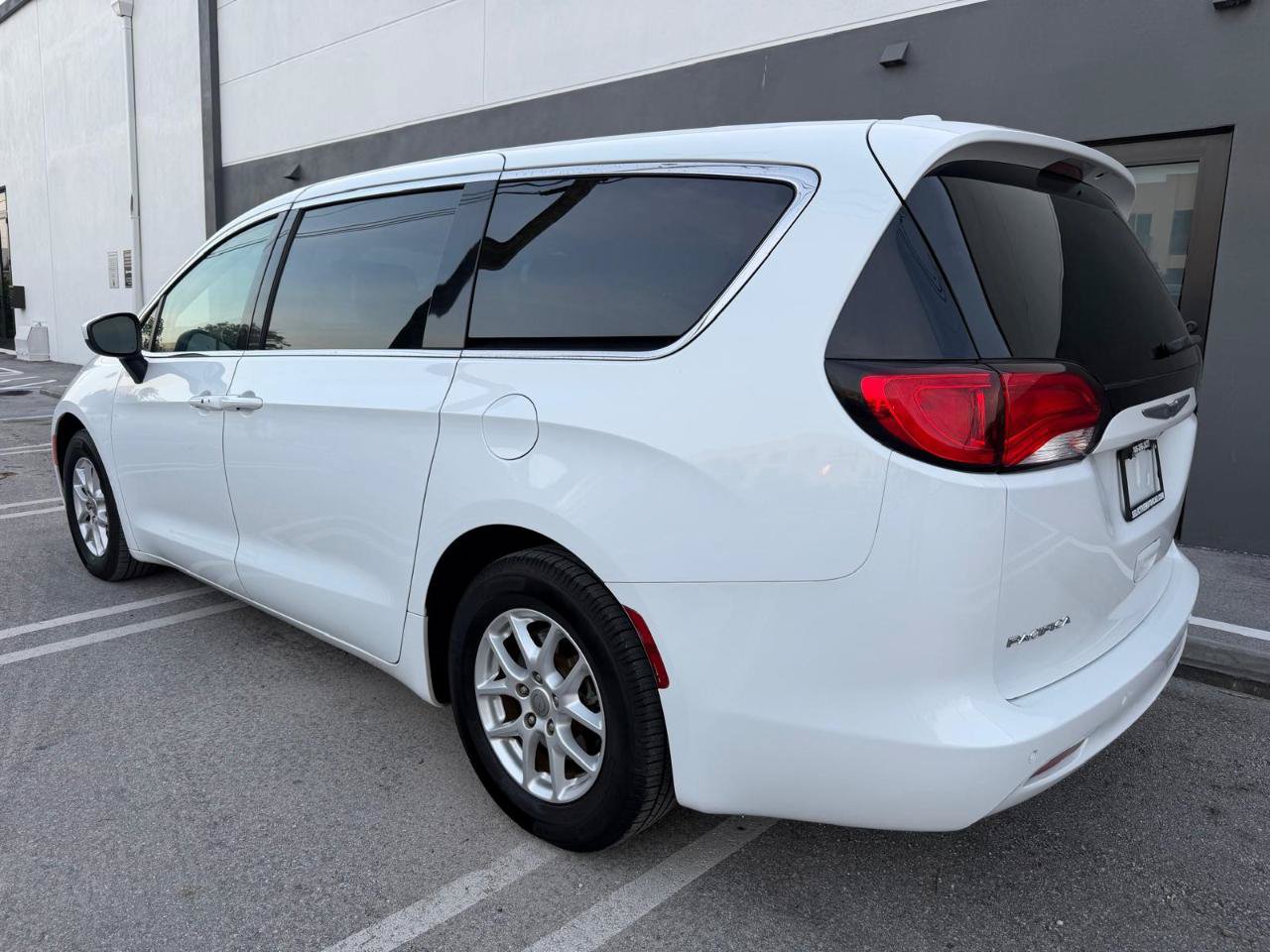 Used 2018 Chrysler Pacifica LX FWD image 12