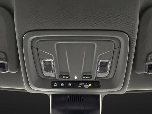 Used 2025 GMC Sierra 1500 Elevation image 27