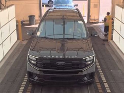 Used 2025 Ford Expedition Active RWD image 17