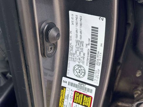 Used 2016 Toyota Tacoma TRD Off-Road AWD/4WD image 15