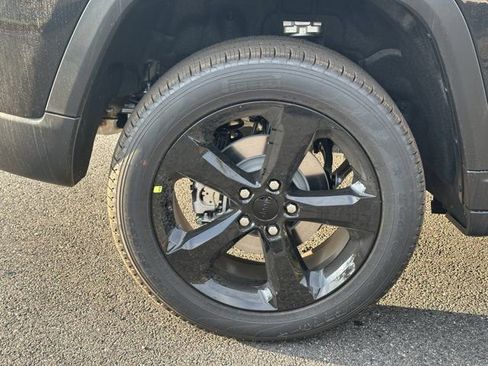 New 2025 Jeep Grand Cherokee Limited w/ Black Appearance Package image 17