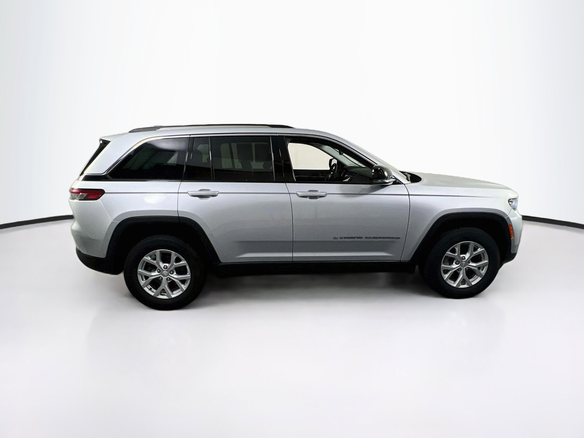 Used 2023 Jeep Grand Cherokee Limited AWD/4WD image 4