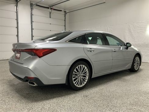 Used 2019 Toyota Avalon Limited image 5