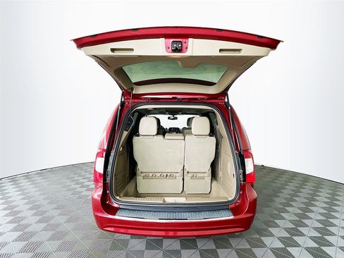 Used 2014 Chrysler Town & Country Limited w/ Luxury Group FWD image 29