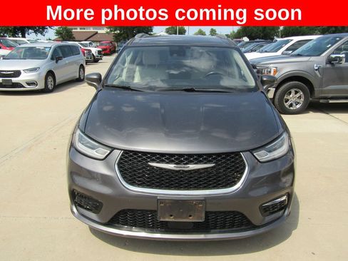 Used 2021 Chrysler Pacifica Touring-L FWD image 8