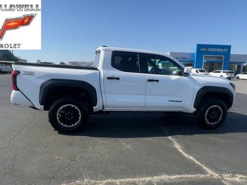 Used 2025 Toyota Tacoma TRD Off-Road image 9