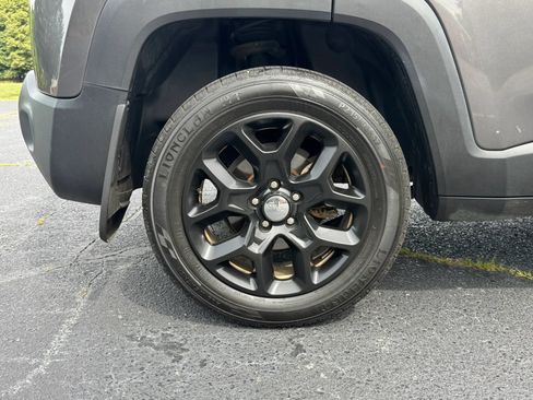 Used 2018 Jeep Renegade Latitude w/ Cold Weather Group AWD/4WD image 9