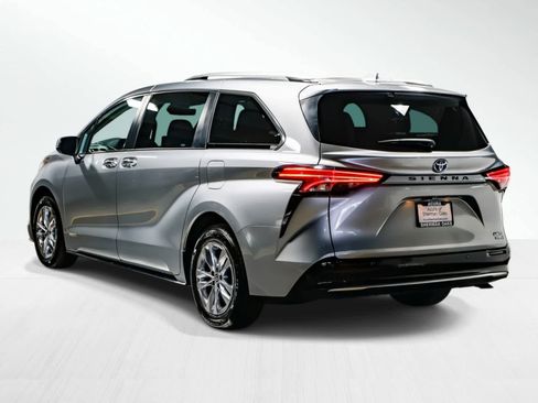Used 2021 Toyota Sienna Limited image 2