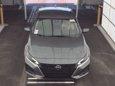 Used 2023 Nissan Altima 2.5 SV FWD image 2