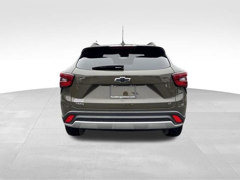 Used 2024 Chevrolet Trax LT w/ Sunroof Package FWD image 6