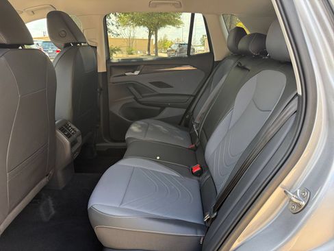 Used 2026 Volkswagen Tiguan SE AWD/4WD image 27