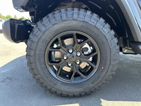 New 2025 Jeep Gladiator Sport image 17