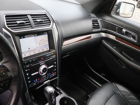 Used 2018 Ford Explorer Platinum image 24