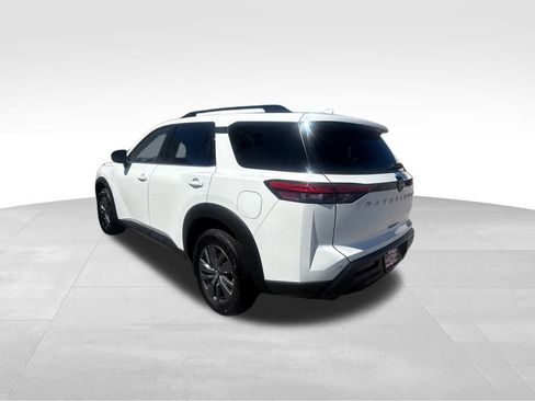 Used 2025 Nissan Pathfinder SV image 7