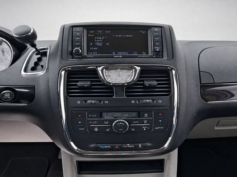 Used 2016 Chrysler Town & Country Limited FWD image 13
