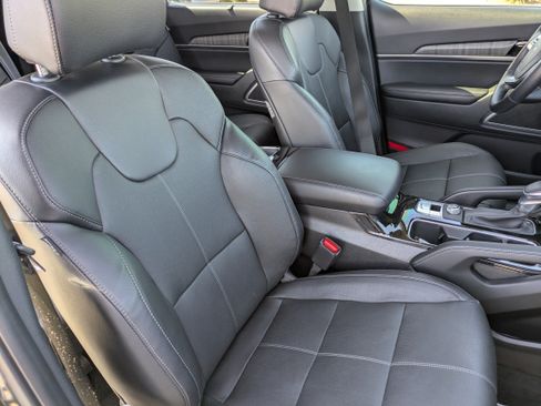 Used 2025 Kia Telluride EX w/ EX Captain's Chair Package FWD image 11