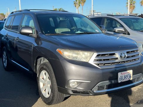 Used 2012 Toyota Highlander SE w/ Tow Pkg image 3